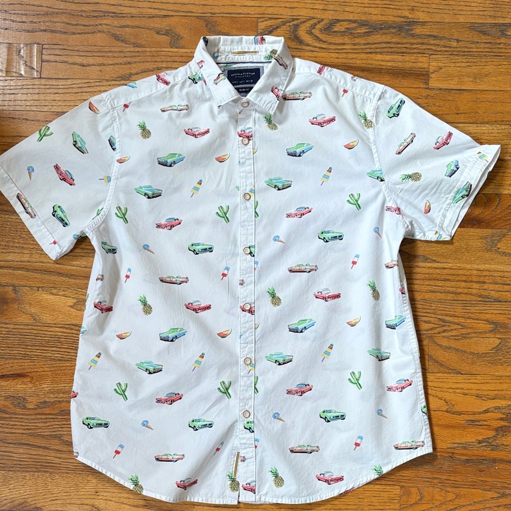 Printed short sleeve button up shirt, size large.